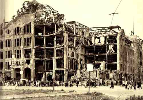 Der Alexanderplatz mit dem zerbombten Kaufhaus Tietz (1945/46)