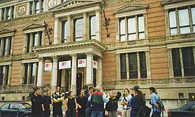 Gruppe vor dem Gropius-Bau