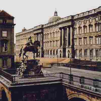 Stadtschloss mit Reiterstandbild um 1900